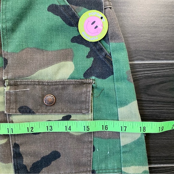 Vintage 90s Camo Cargo Shorts - Picture 7 of 8